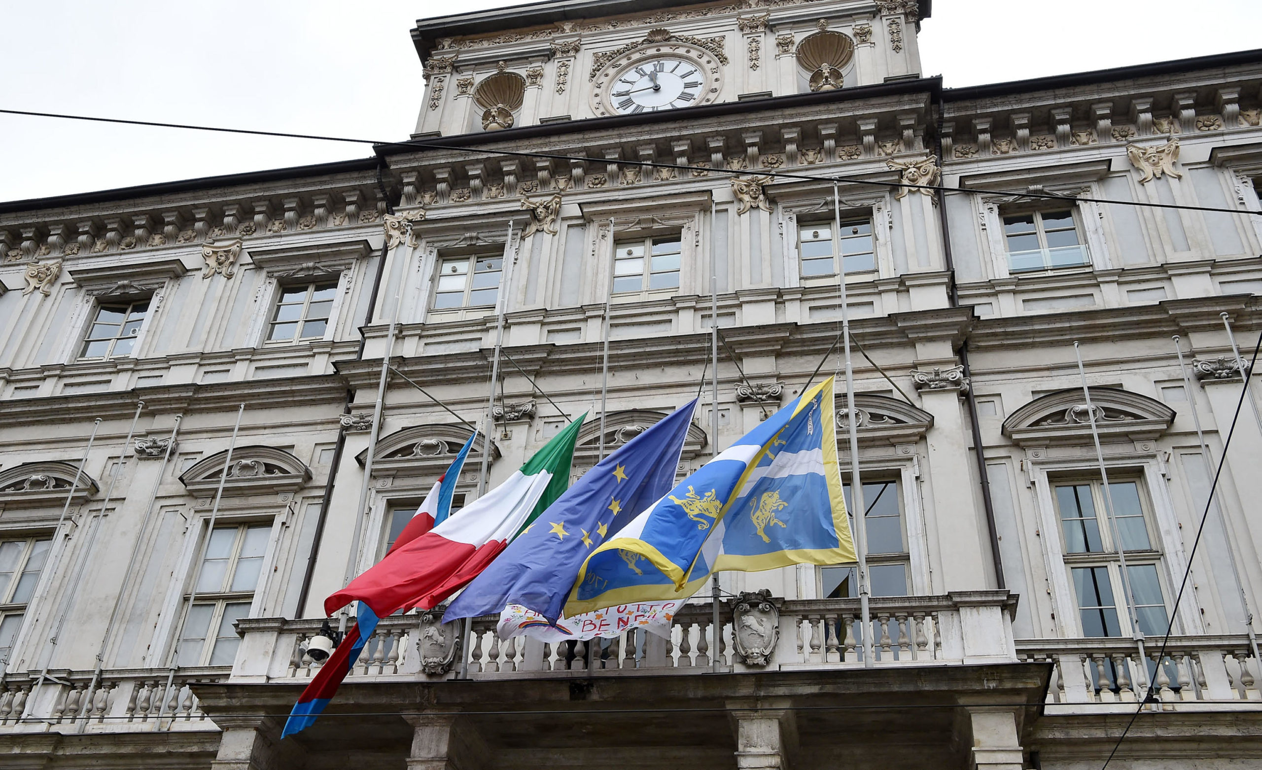 Anche Torino si unisce alla manifestazione di lutto che attraversa tutta la penisola