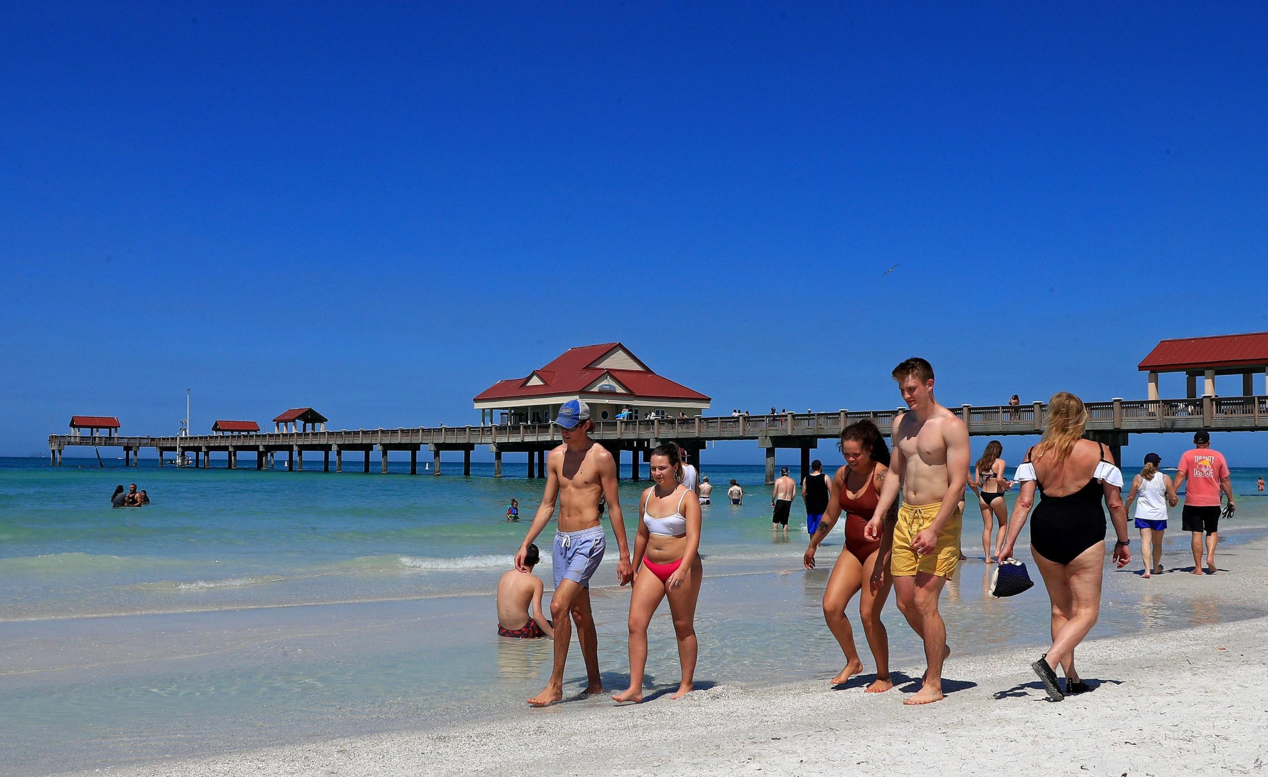 Folla in spiaggia prima che venissero prese misure di contrasto al Covid-19 Folla in spiaggia prima che venissero prese misure di contrasto al Covid-19