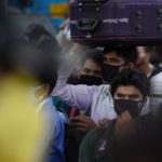 Centinaia di migliaia di persone scappano a piedi, portando le valigie sopra la testa Centinaia di migliaia di persone scappano a piedi, portando le valigie sopra la testa