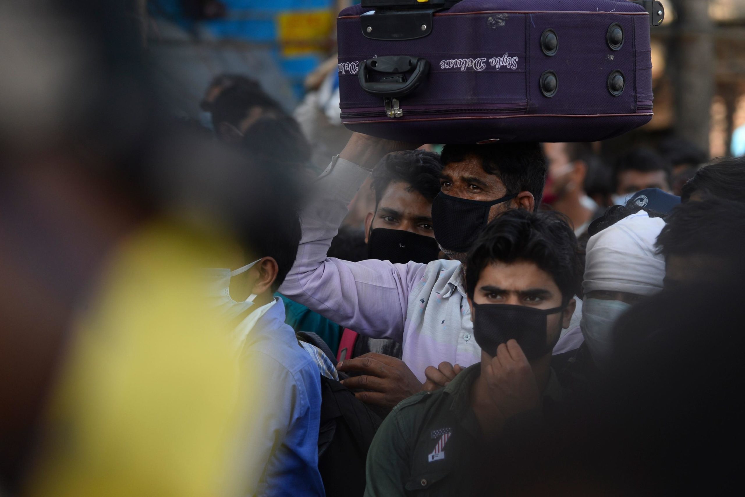 Centinaia di migliaia di persone scappano a piedi, portando le valigie sopra la testa Centinaia di migliaia di persone scappano a piedi, portando le valigie sopra la testa