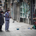 A Napoli scambi di saluti e solidarietà tra i cittadini