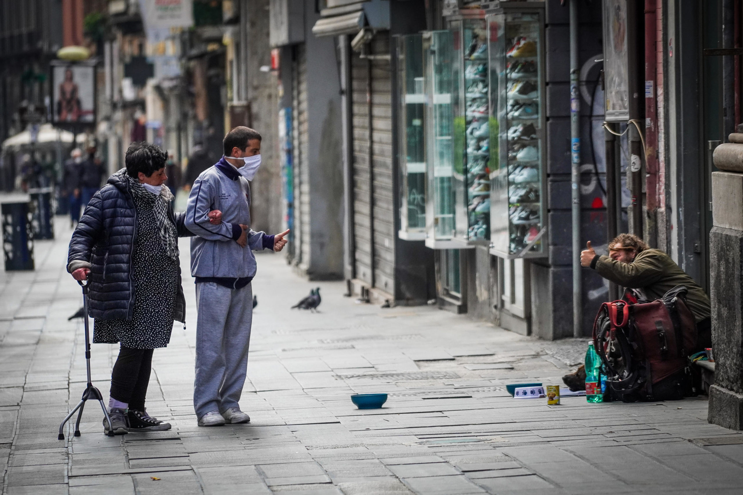 A Napoli scambi di saluti e solidarietà tra i cittadini