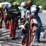 Il grande esodo verso le campagne si svolge fondamentalmente a piedi, come per questa mamma e la sua bambina Il grande esodo verso le campagne si svolge fondamentalmente a piedi, come per questa mamma e la sua bambina