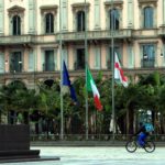 Bandiere a mezz'asta anche a Milano, mentre un rider lavora