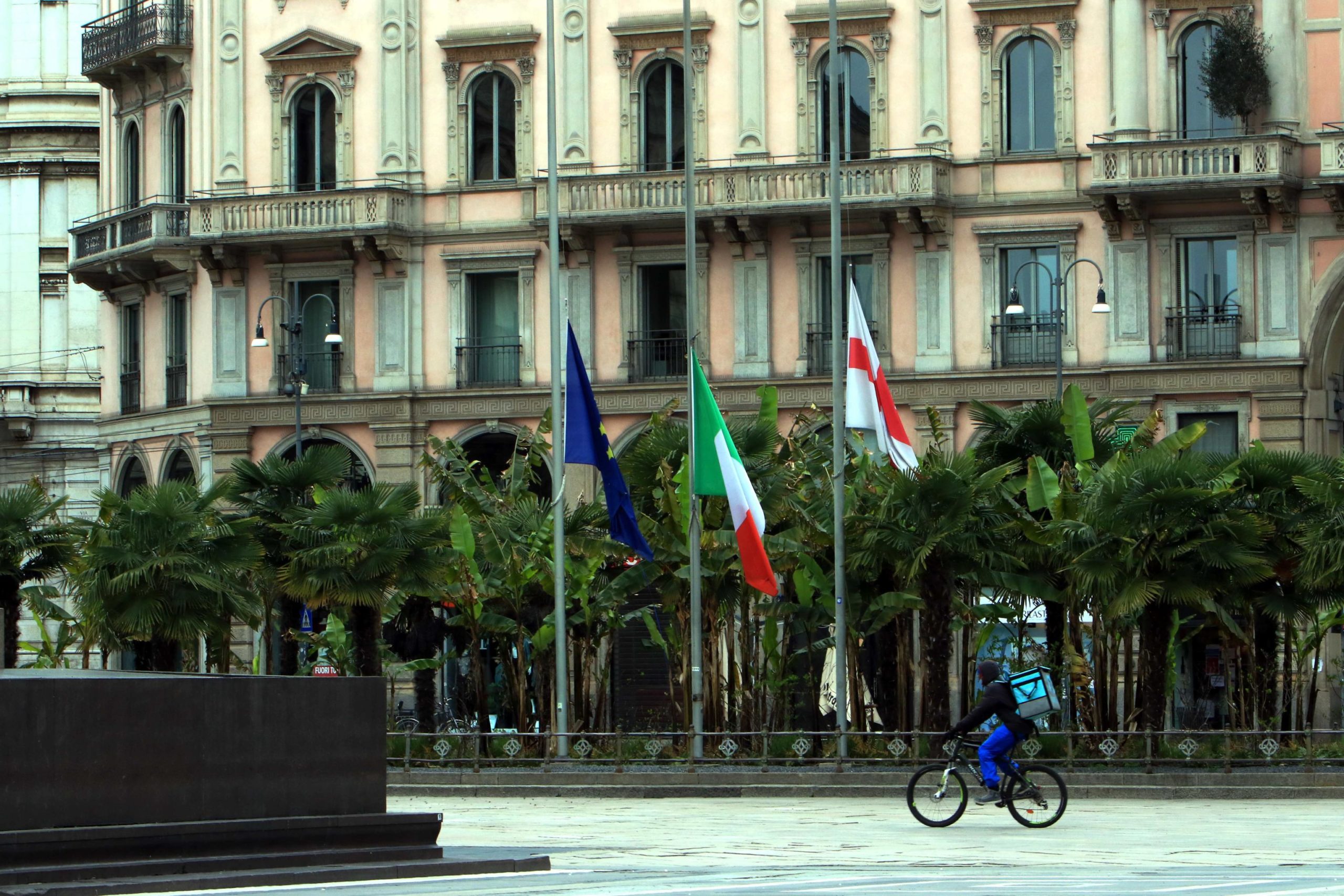 Bandiere a mezz'asta anche a Milano, mentre un rider lavora