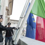 I corazzieri issano le bandiere dal balcone del Quirinale
