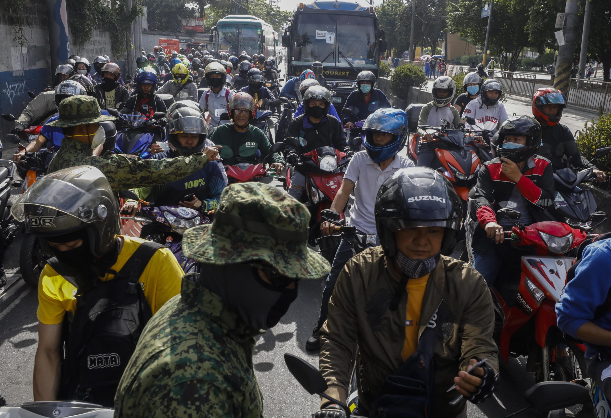 Filippine: le persone che arrivano in scooter dalla provincia di Rizal vengono fermati al confine dell'area metropolitana di Manila per essere controllati. Il presidente Rodrigo Duerte ha disposto la quarantena forzata in tutta la provincia di Manila, la capitale. Le Filippine hanno 140 casi di Coronavirus e 13 vittime.