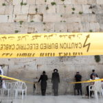 Israele: 10 persone alla volta pregano sul lato ovest del Muro del Pianto a Gerusalemme. Il governo ha stabilito un massimo di presenza di 10 persone nello stesso luogo per prevenire i contagi