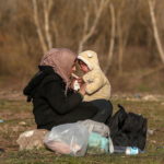 Un bambino in lacrime fissa sua madre negli occhi