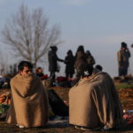 Ci si copre con tutti i mezzi possibili per fronteggiare il freddo