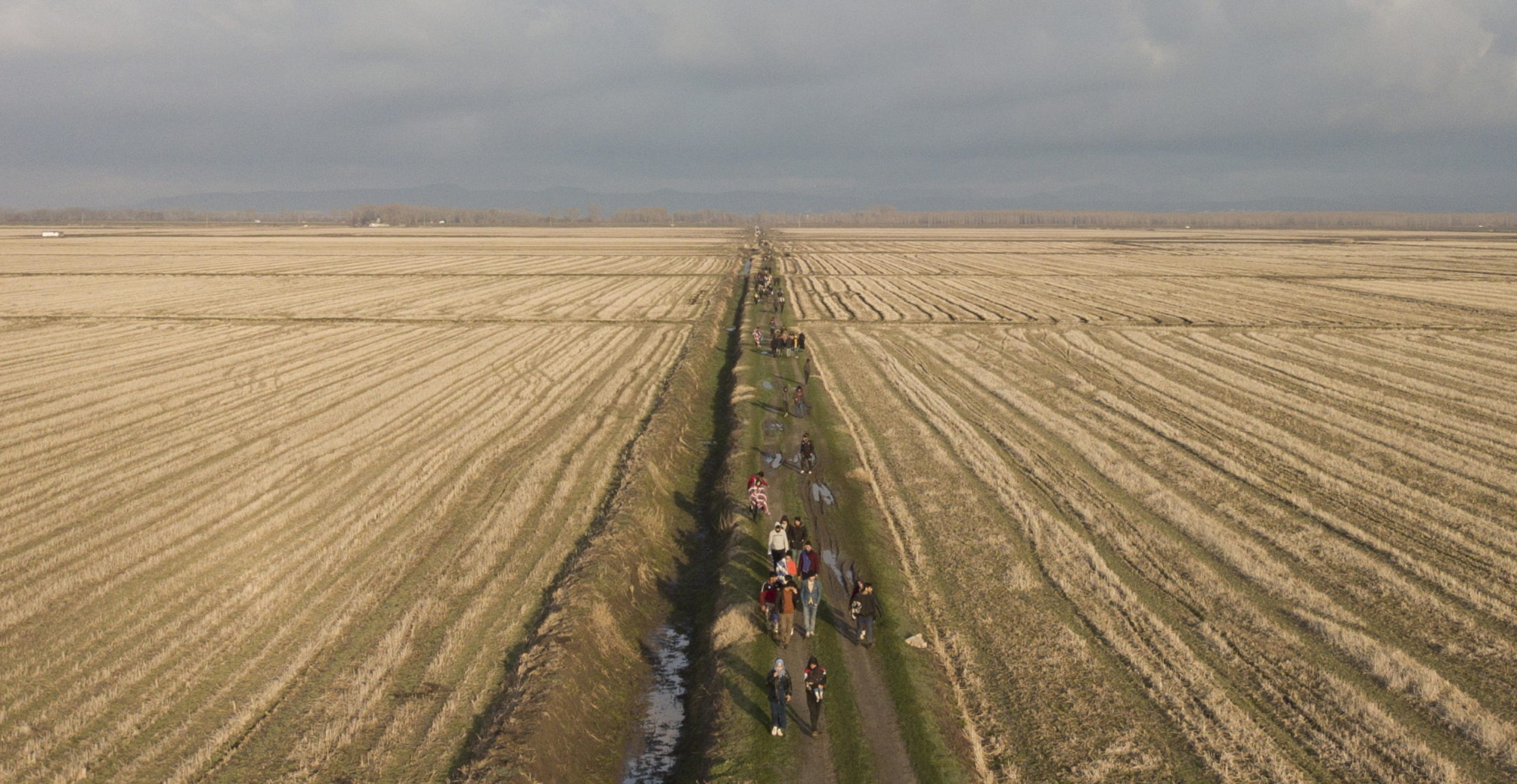 Il lungo cammino dei rifugiati siriani in Turchia, che si dirigono verso il confine con la Grecia