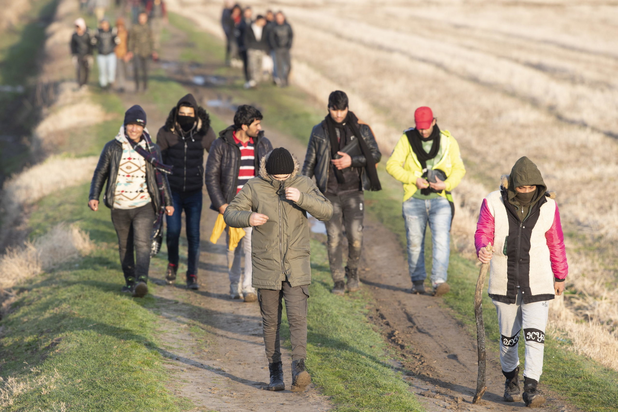 Rifugiati e migranti siriani camminano insieme lungo la frontiera turco-greca