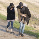 Uomini, donne e bambini stremati dal lungo cammino