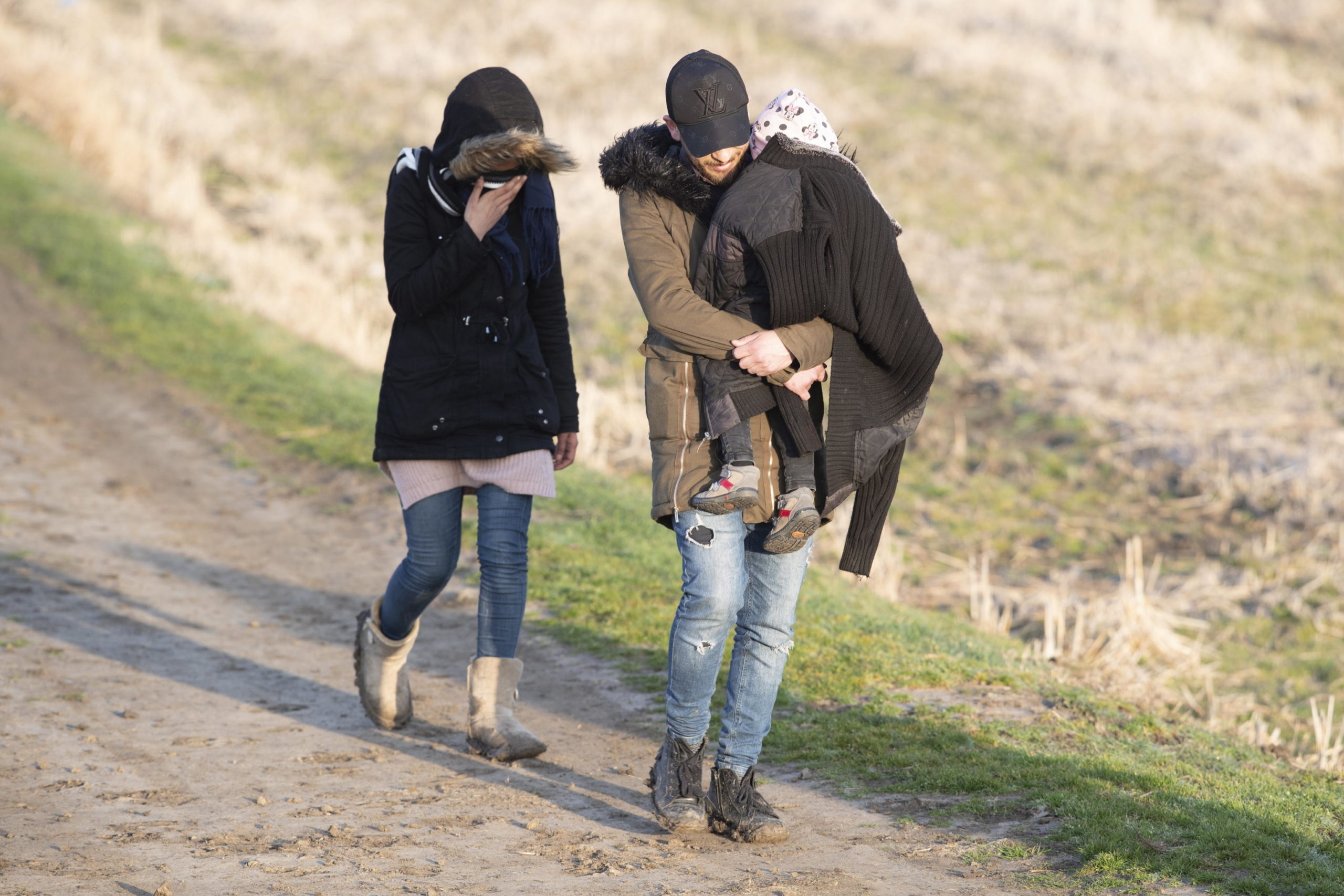 Uomini, donne e bambini stremati dal lungo cammino