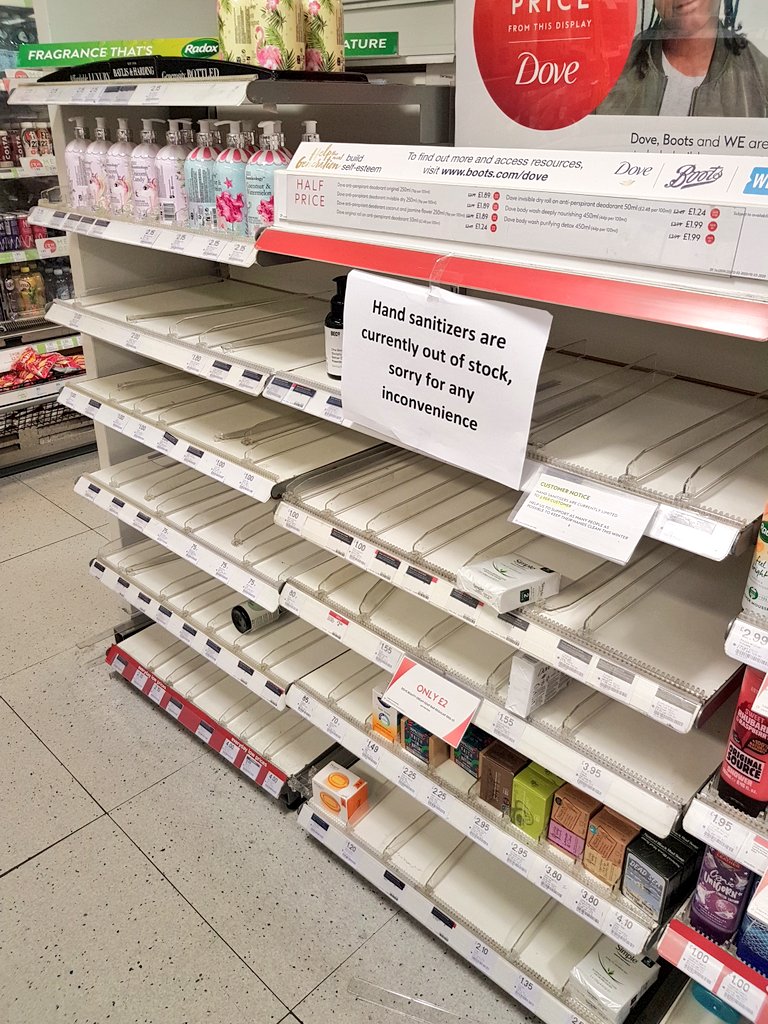 Un cartello in un supermercato di Londra spiega che l'igienizzante per le mani è finito. Fonte: Mariaelena Agostini