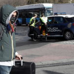 Spagna: alcuni militari parlano con la polizia nazionale a Madrid. Il governo ha varato un provvedimento simile a quello italiano: le persone possono uscire solo per andare a lavoro, recarsi al supermercato o in farmacia.