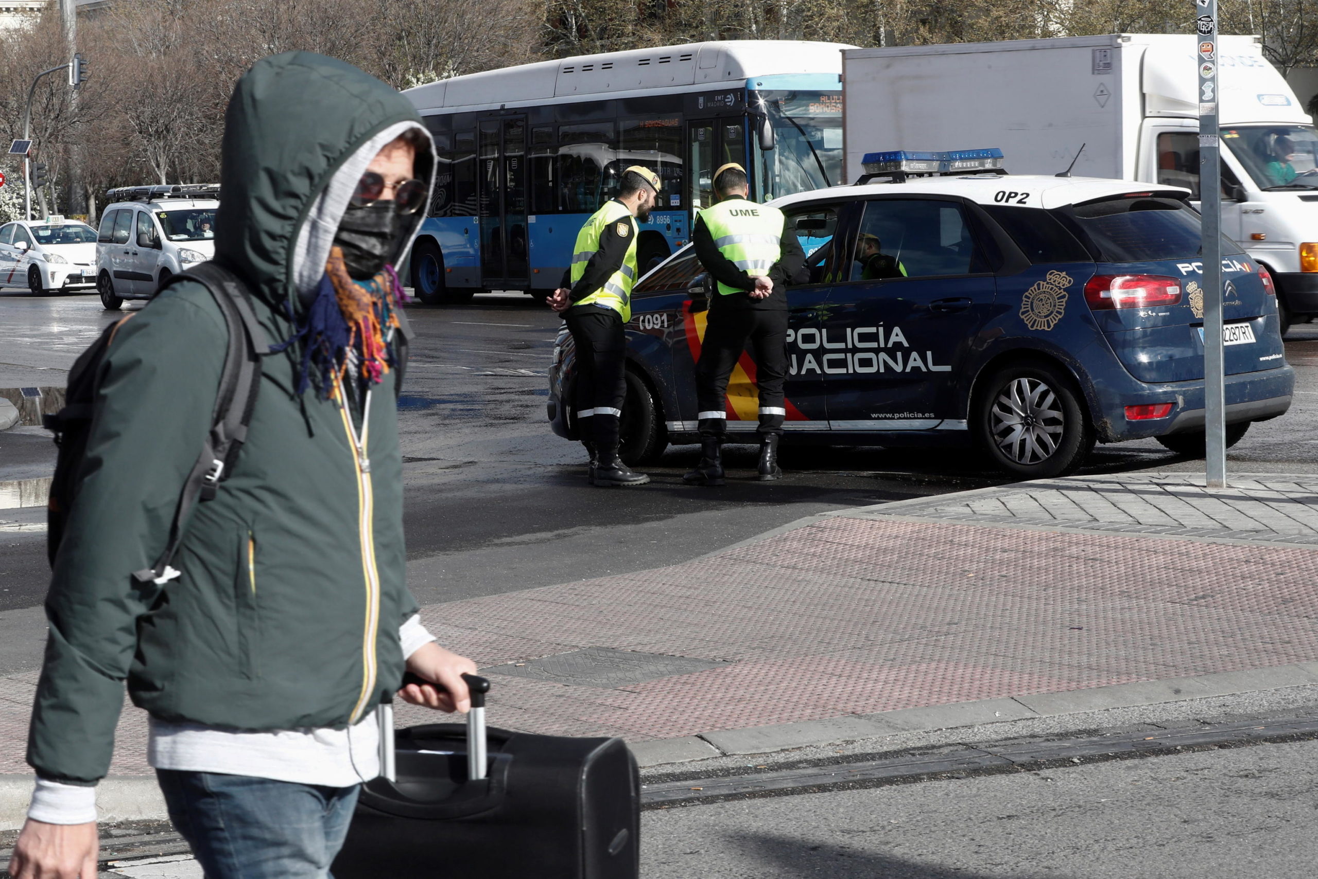Spagna: alcuni militari parlano con la polizia nazionale a Madrid. Il governo ha varato un provvedimento simile a quello italiano: le persone possono uscire solo per andare a lavoro, recarsi al supermercato o in farmacia.