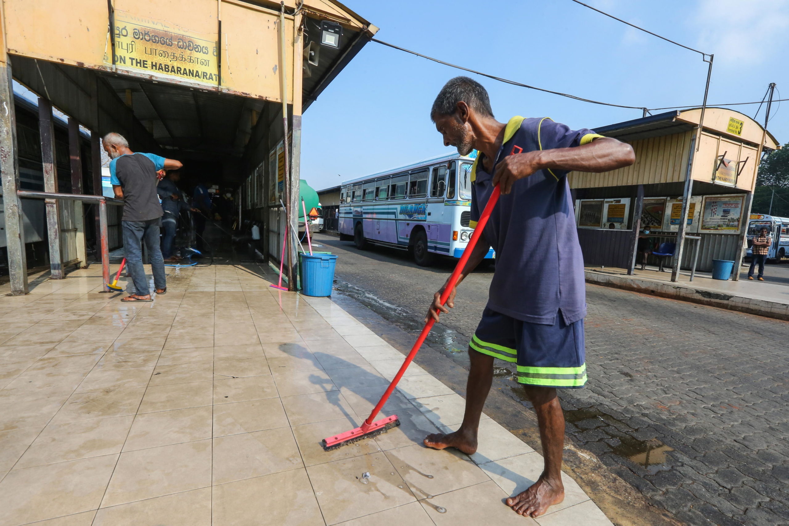 Sri Lanka: le persone puliscono una stazione degli autobus nella città di Colombo, come precauzione per il rischio contagi. In Sri Lanka sono chiusi scuole di ogni ordine e grado, università e cinema ed è vietata qualsiasi forma di assembramento pubblico.