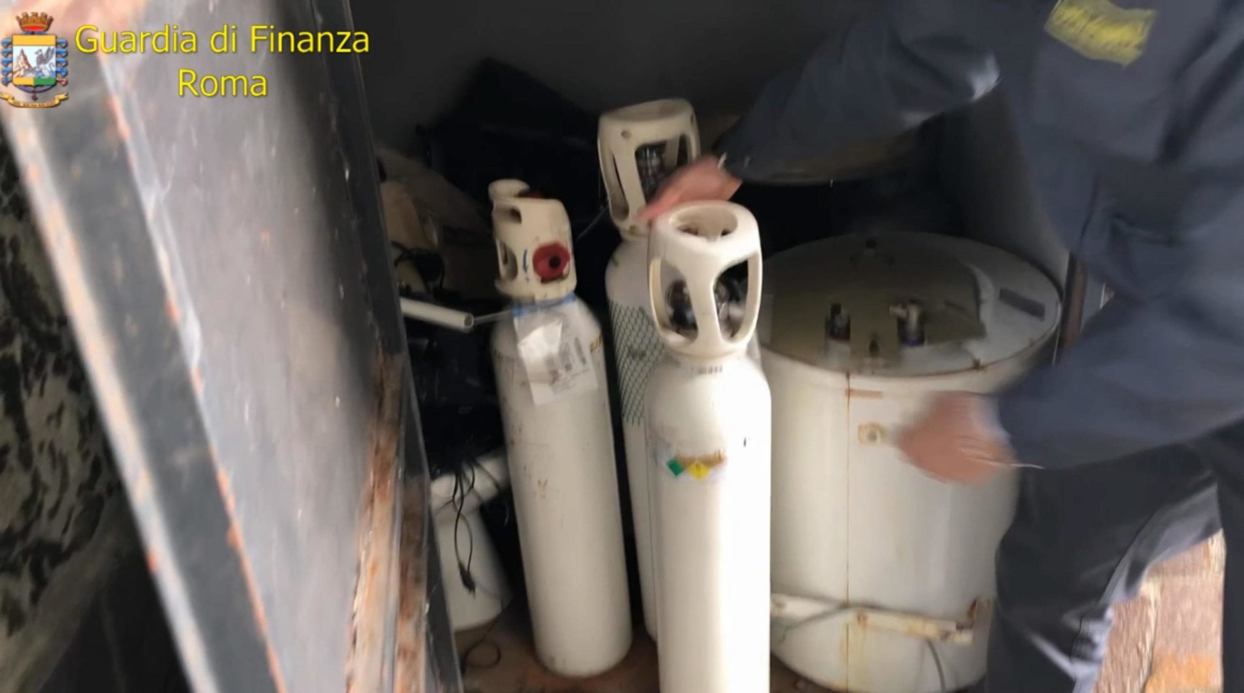 È stata trovata anche una donna prossima ai cento anni e non autosufficiente che, dopo una visita medica da parte del 118, è stata trasferita al più vicino ospedale.