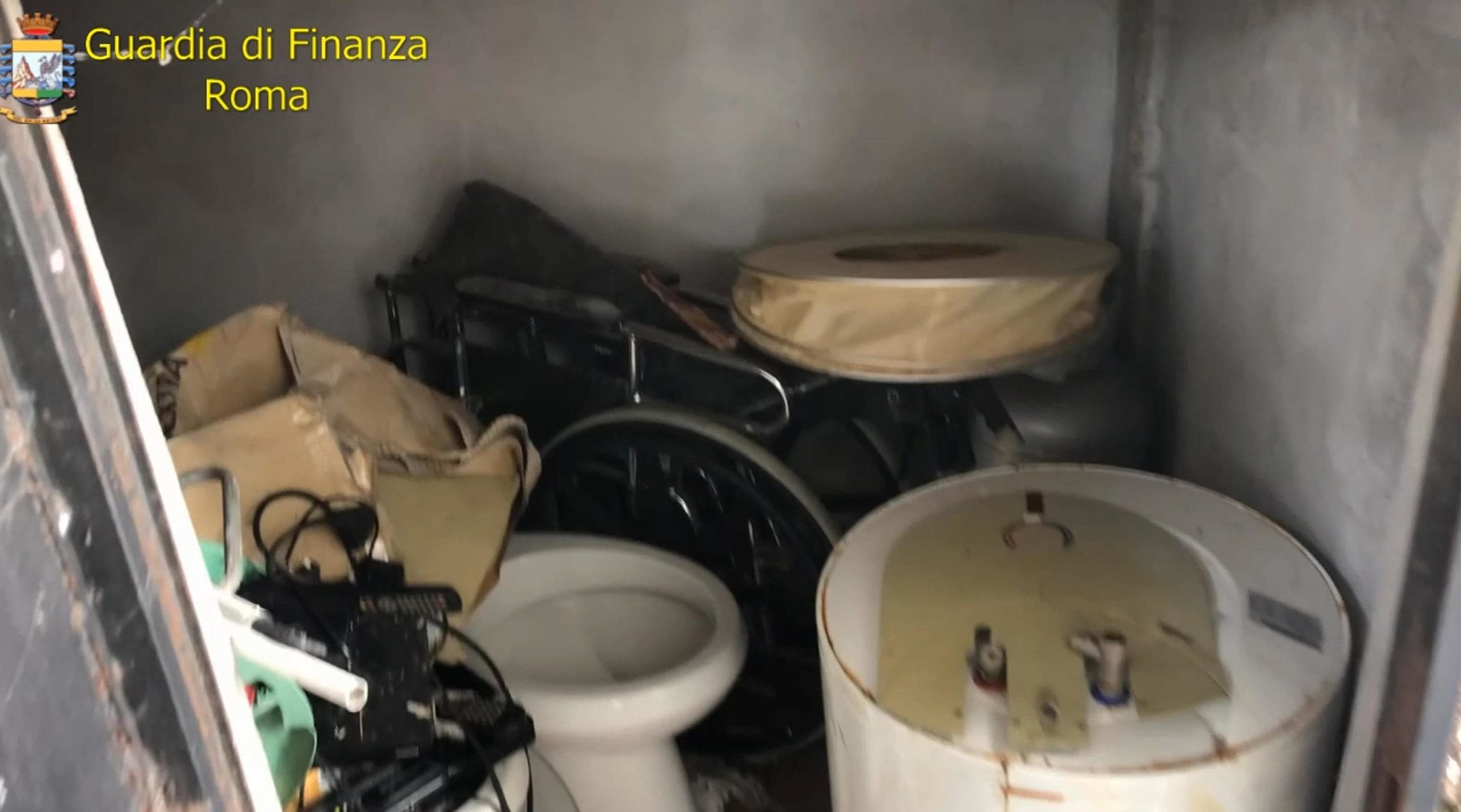 L'incasso delle due strutture si aggirava per ciascuna su circa 100mila euro l'anno. I volumi d'affari generati, sconosciuti al fisco anche per il ricorso a manodopera in nero, saranno segnalati all'Agenzia delle Entrate.