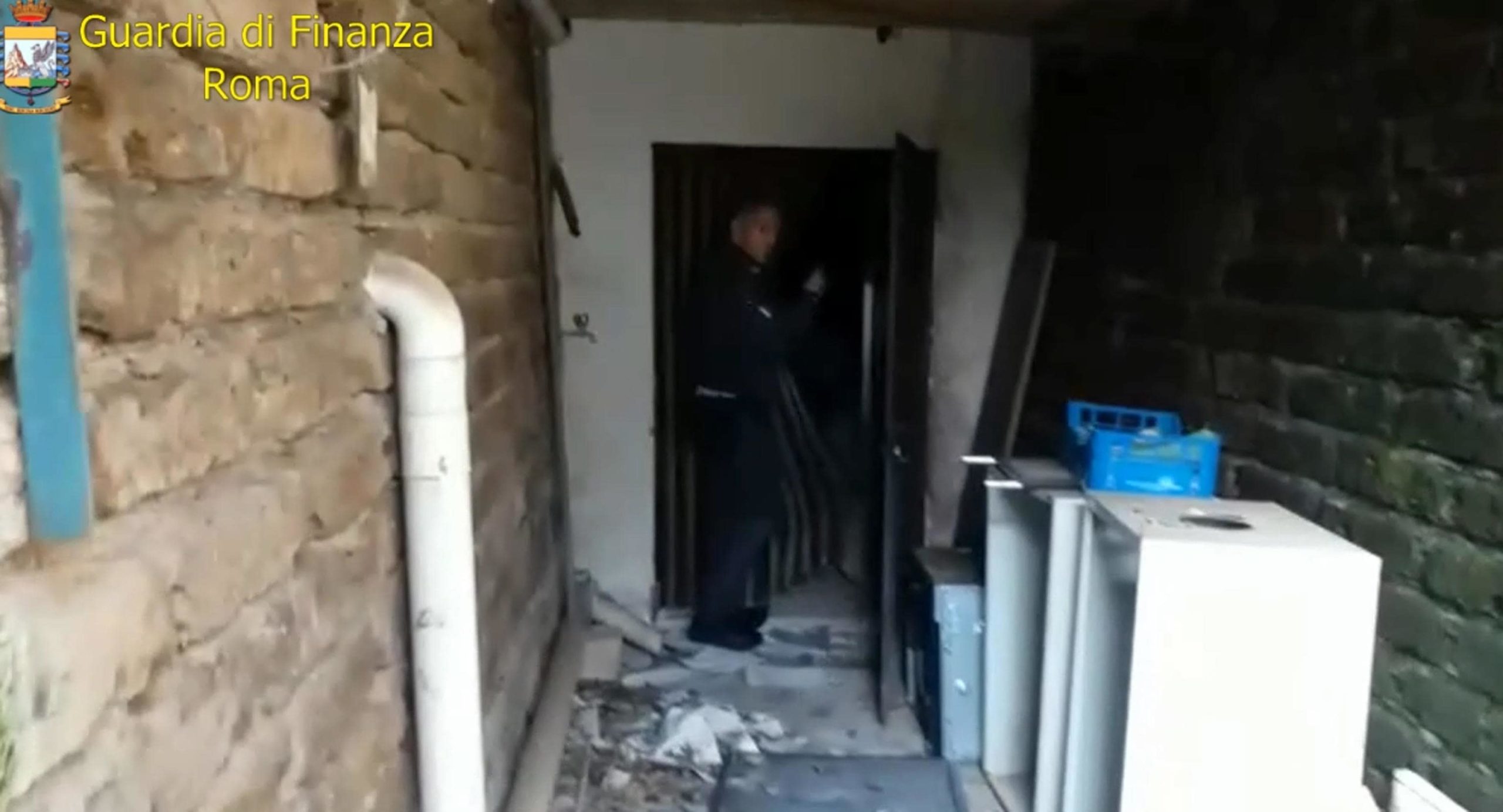 Nella struttura di Velletri e in quella di Albano Laziale, le Forze dell'ordine hanno trovato rispettivamente tre anziani e sette persone in età avanzata; in entrambe le strutture gli ospiti erano in pessime condizioni igienico-sanitarie.