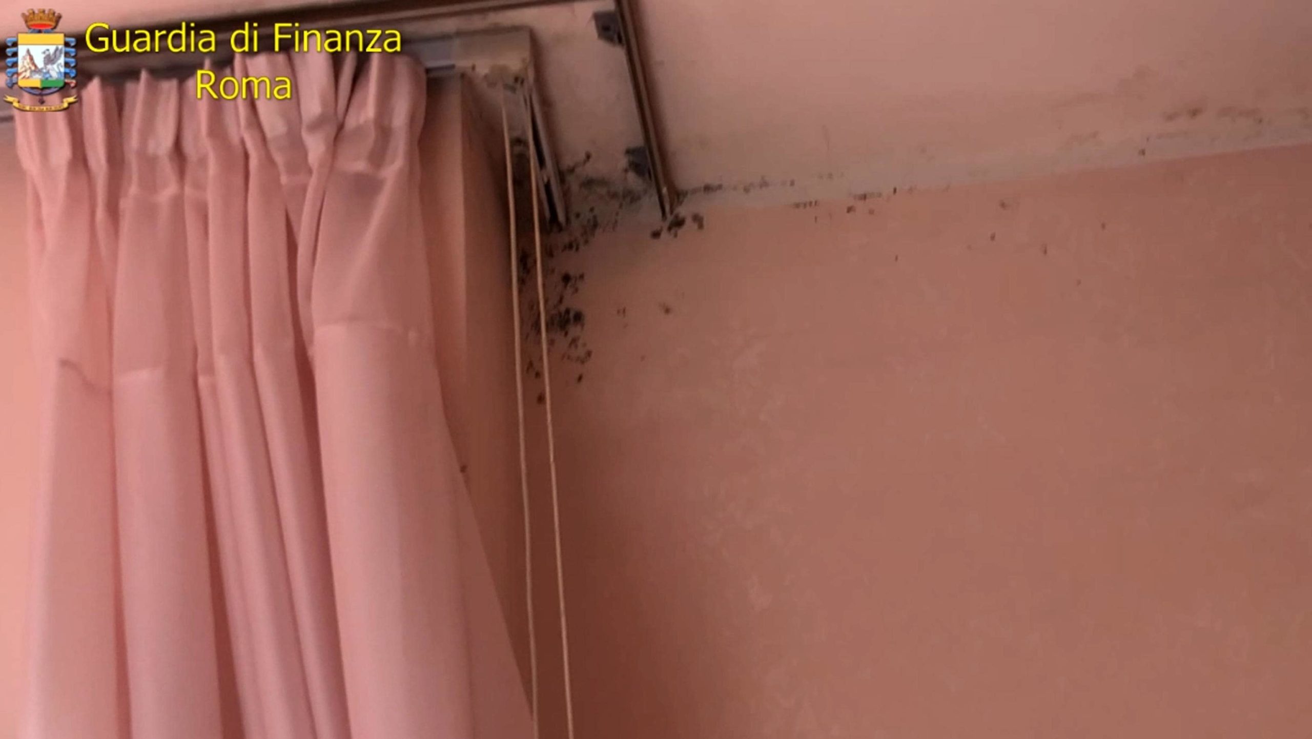 Uno degli anziani si trovava in un locale interrato, umido e privo di finestre.