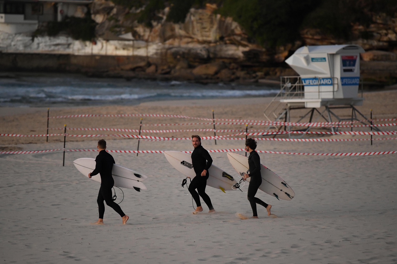 Tutti pronti a tornare a cavalcare le onde dopo la chiusura della spiaggia