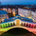 Il Ponte di Rialto illuminato con il Tricolore