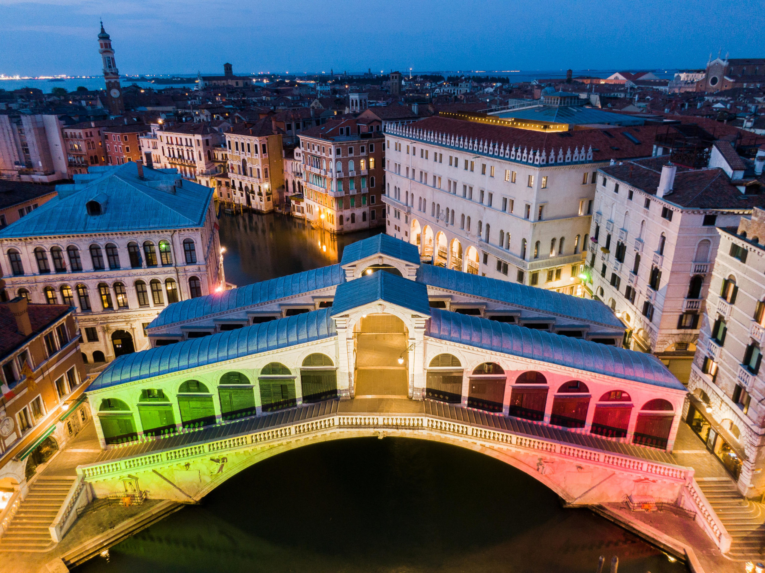 Il Ponte di Rialto illuminato con il Tricolore