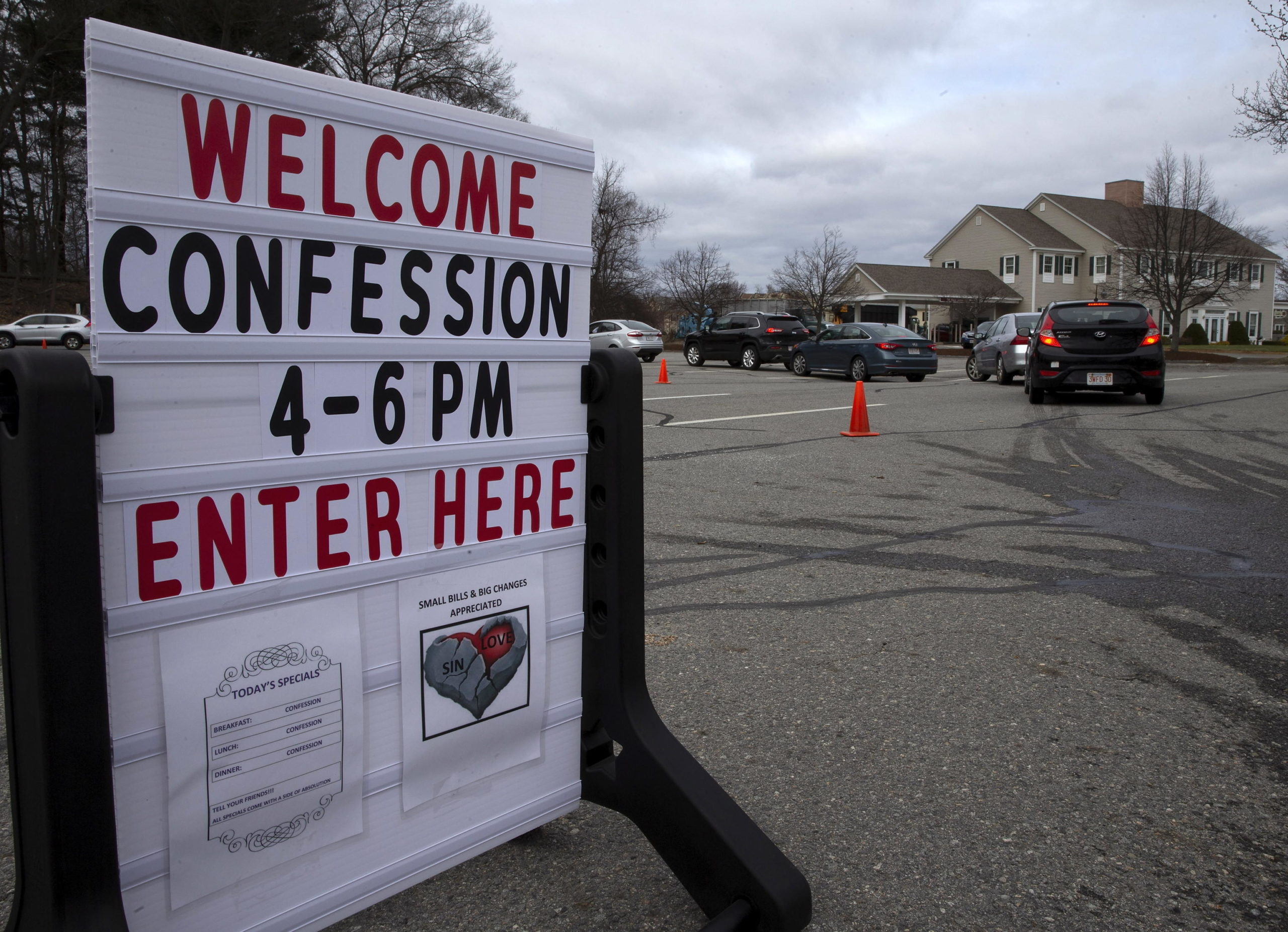 L'ingresso del "drive-in" per le confessioni nel parcheggio della St. Mary's Church L'ingresso del "drive-in" per le confessioni nel parcheggio della St. Mary's Church