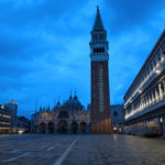 Il campanile della Basilica di San Marco illuminato con la scritta "Risorgiamo Italia"