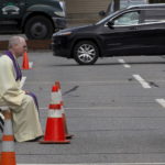 Padre Mahoney ascolta la confessione di un parrocchiano rispettando la distanza di sicurezza Padre Mahoney ascolta la confessione di un parrocchiano rispettando la distanza di sicurezza