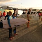 Tutti in attesa fin dalle prime luci dell'alba per tornare a fare surf...compresi i bambini!