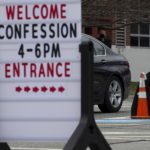Padre Corey Bassett-Tirrell ascolta un fedele a Chelmsford, Massachusetts Padre Corey Bassett-Tirrell ascolta un fedele a Chelmsford, Massachusetts