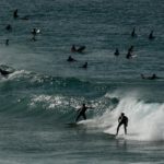 Surfisti e bagnanti tornano dopo giorni a giocare con le onde