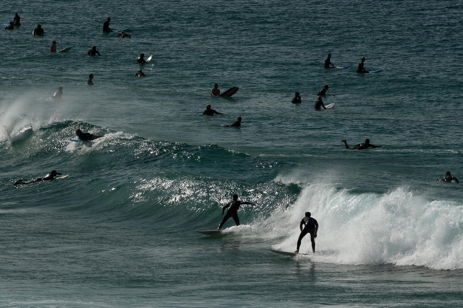 Surfisti e bagnanti tornano dopo giorni a giocare con le onde