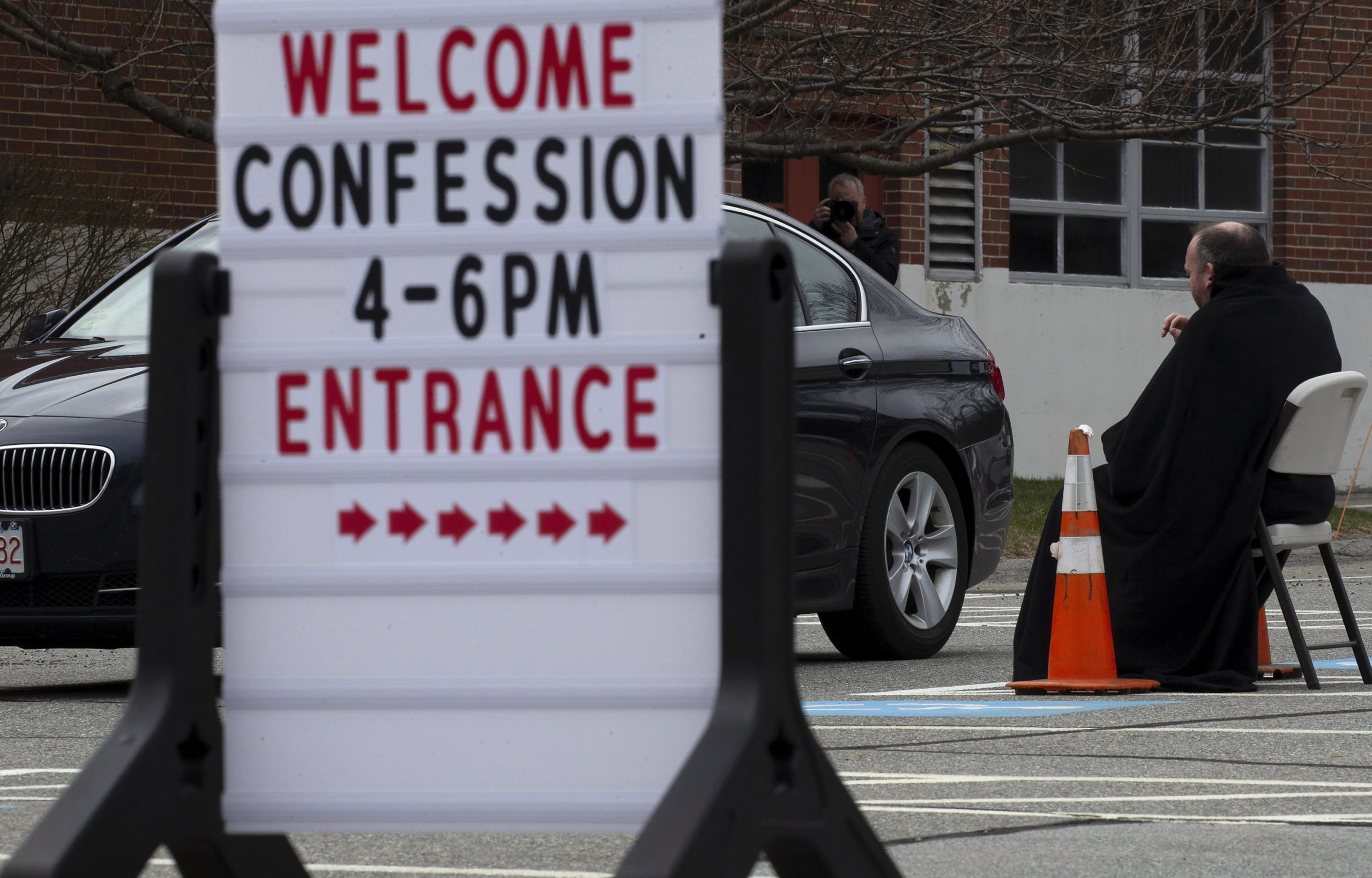 Padre Corey Bassett-Tirrell ascolta un fedele a Chelmsford, Massachusetts Padre Corey Bassett-Tirrell ascolta un fedele a Chelmsford, Massachusetts