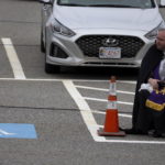 Padre Corey Bassett-Tirrell aspetta il prossimo fedele per la confessione