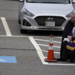 Padre Corey Bassett-Tirrell aspetta il prossimo fedele per la confessione Padre Corey Bassett-Tirrell aspetta il prossimo fedele per la confessione