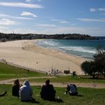 La spiaggia australiana Bondi Beach attira subito i cittadini dopo la riapertura al pubblico