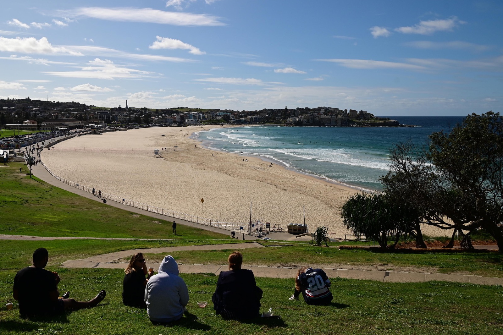 La spiaggia australiana Bondi Beach attira subito i cittadini dopo la riapertura al pubblico