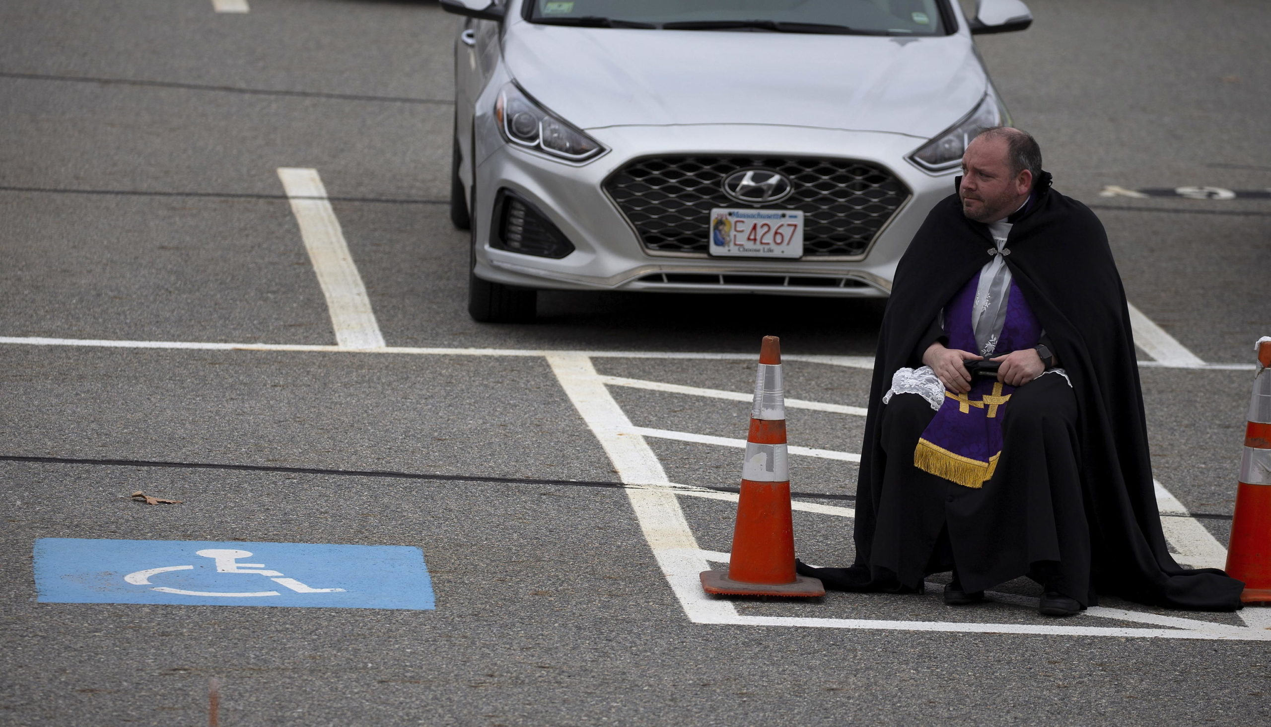 Padre Corey Bassett-Tirrell aspetta il prossimo fedele per la confessione Padre Corey Bassett-Tirrell aspetta il prossimo fedele per la confessione