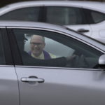 Il momento della confessione fra un fedele e il sacerdote Il momento della confessione fra un fedele e il sacerdote