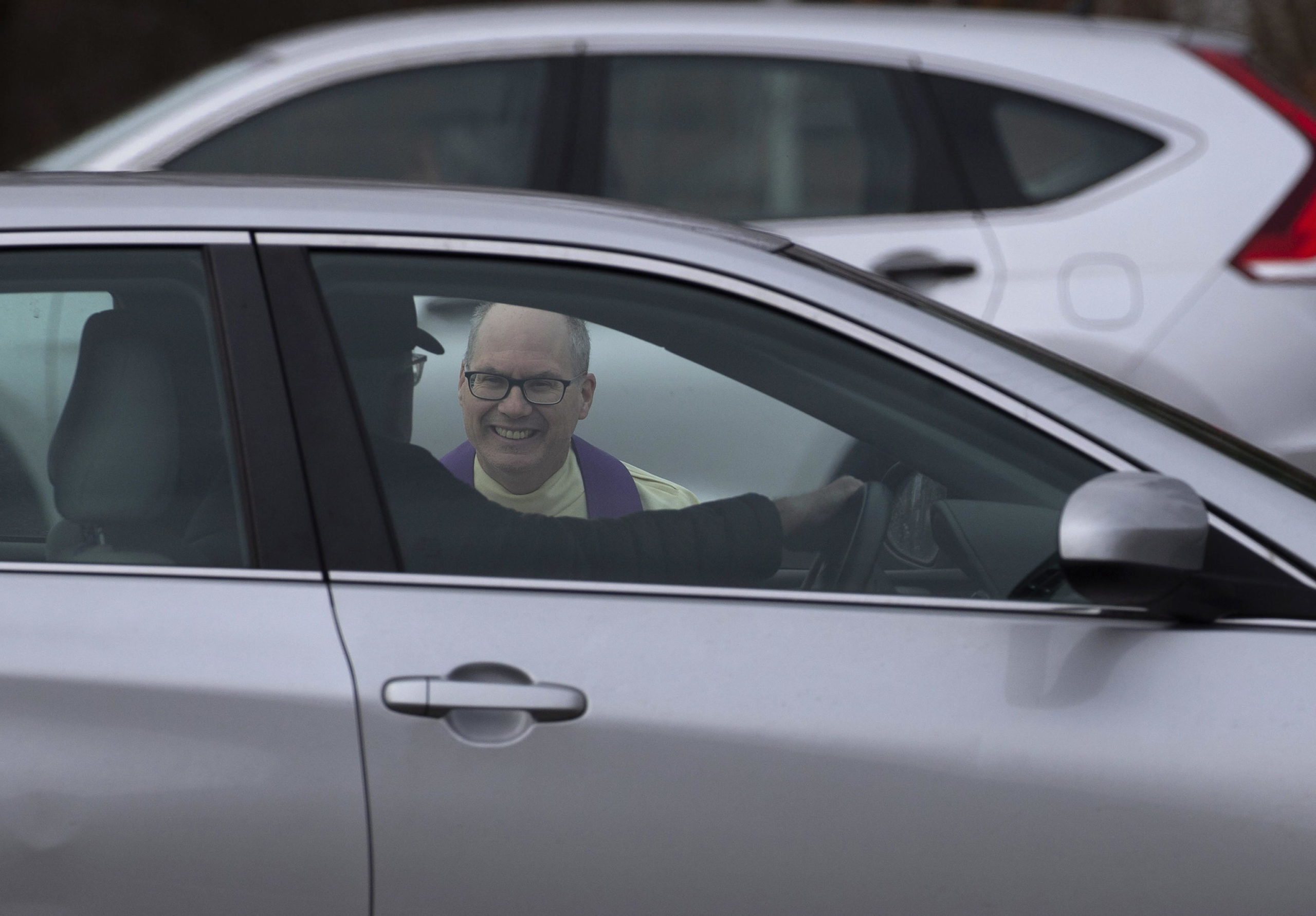 Il momento della confessione fra un fedele e il sacerdote Il momento della confessione fra un fedele e il sacerdote