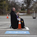 Padre Corey Bassett-Tirrell mentre confessa un fedele Padre Corey Bassett-Tirrell mentre confessa un fedele