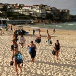 Riapre al pubblico la spiaggia Bondi Beach a Sydney, dopo la chiusura a causa dell'emergenza Covid-19