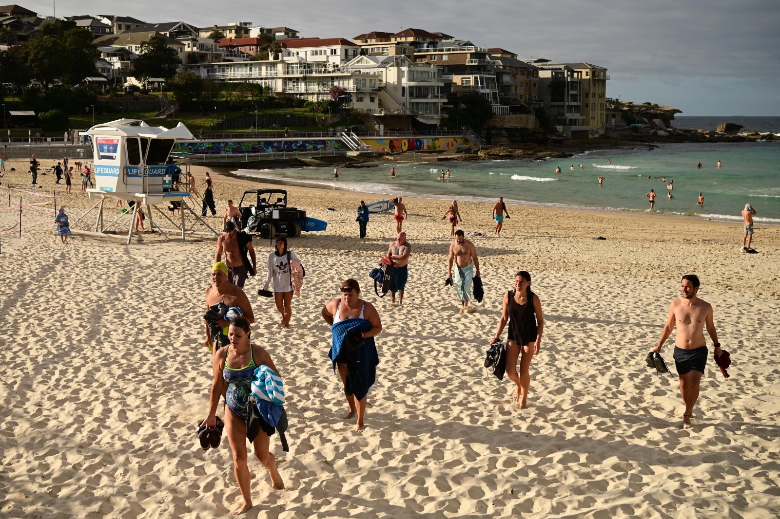 Riapre al pubblico la spiaggia Bondi Beach a Sydney, dopo la chiusura a causa dell'emergenza Covid-19