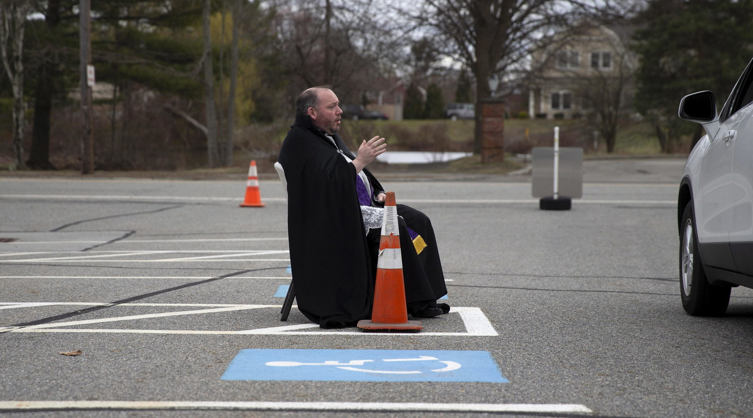 Padre Corey Bassett-Tirrell mentre confessa un fedele
