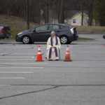 Padre Brian Mahoney nel "drive-in" per le confessioni, sistema ingegnoso per rimanere a distanza di sicurezza