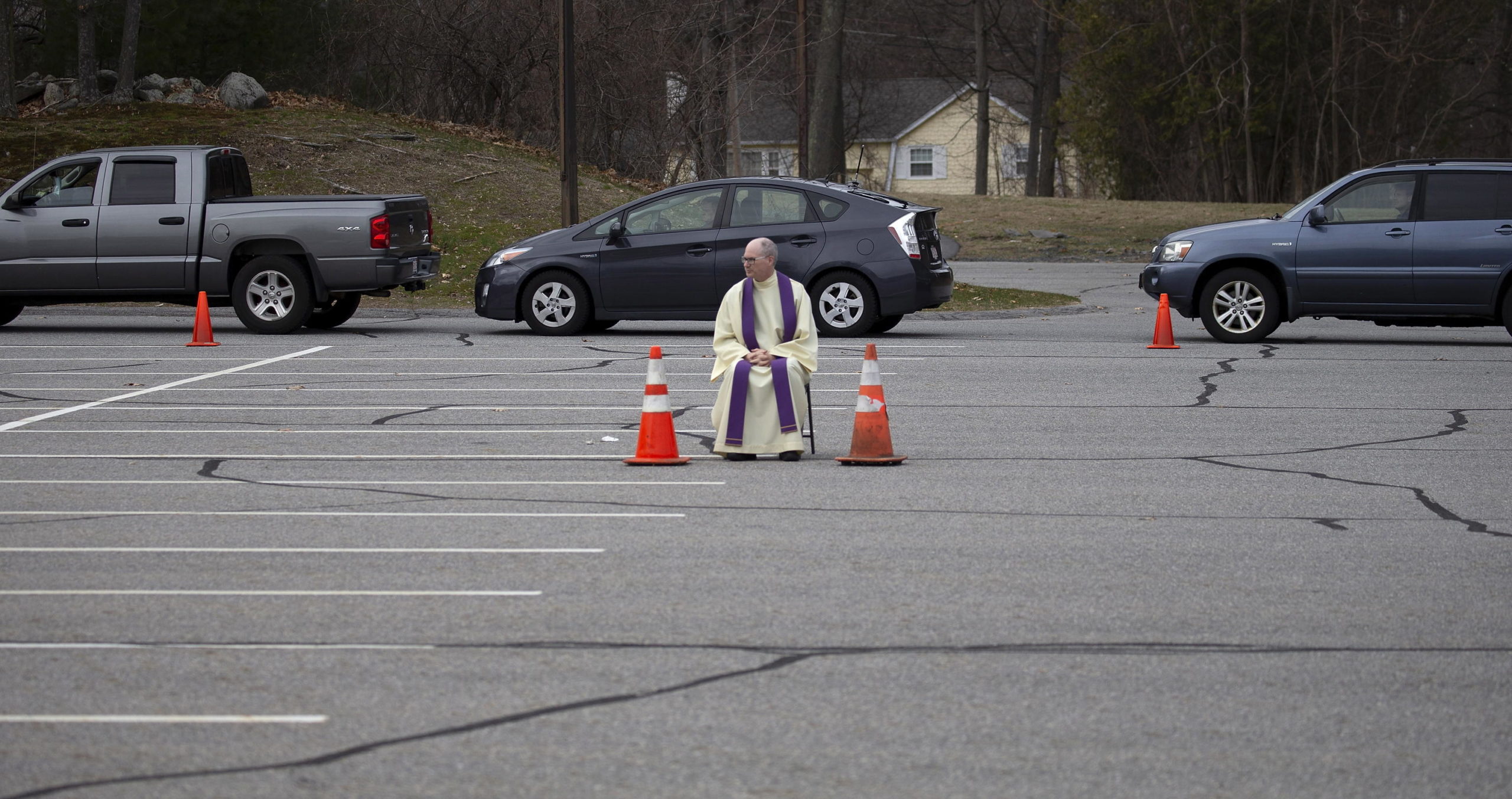 Padre Brian Mahoney nel "drive-in" per le confessioni, sistema ingegnoso per rimanere a distanza di sicurezza